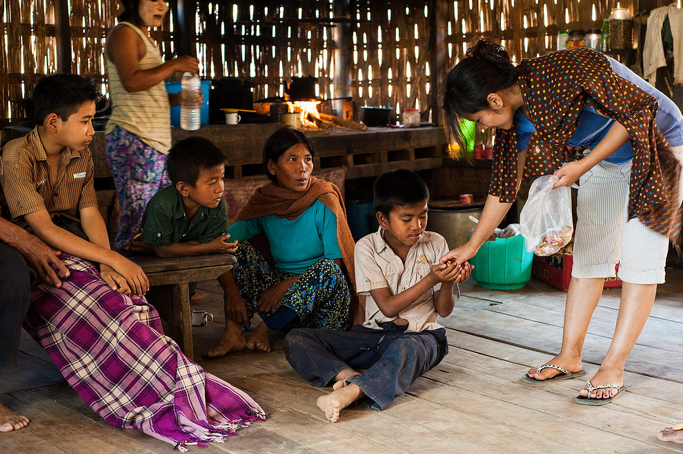 Pracownica Sarva Shiksha Abhiyan rozdaje cukierki niepełnosprawnym dzieciom ze wsi Lodaw (Mizoram) (Mizoram i Manipur)
